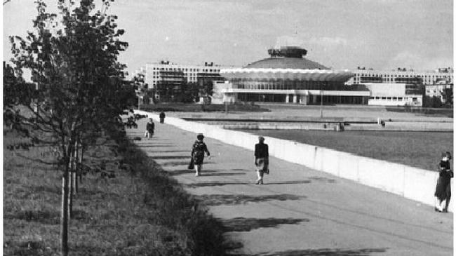 Мост через реку Миасс. В дали видно ещё старые десятиэтажные дома, сейчас их закрывает ЖК "Кировский". А какие изменения заметили вы?