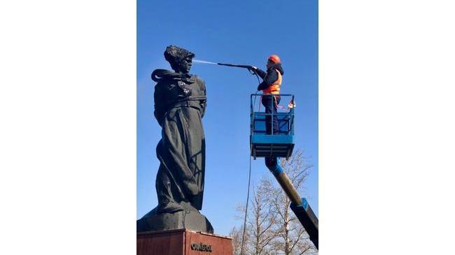 Утренние процедуры: в Челябинске по утрам даже памятники умываются 😀 