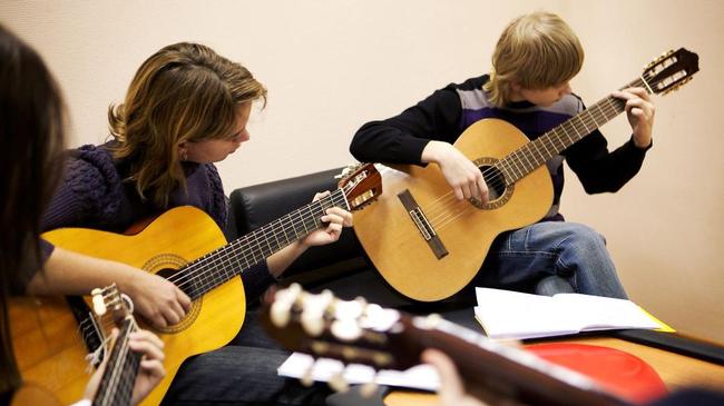 Челябинских детей бесплатно научат играть на гитаре