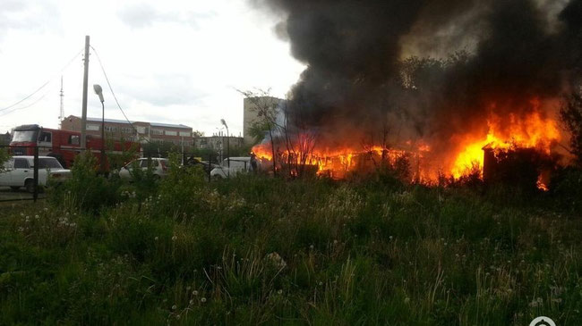 В Советском районе Челябинска вспыхнул пожар рядом с автостоянкой.