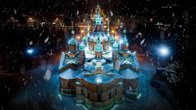 Храм Александра Невского во время вчерашнего снегопада. Фото Дмитрия Балакирева.