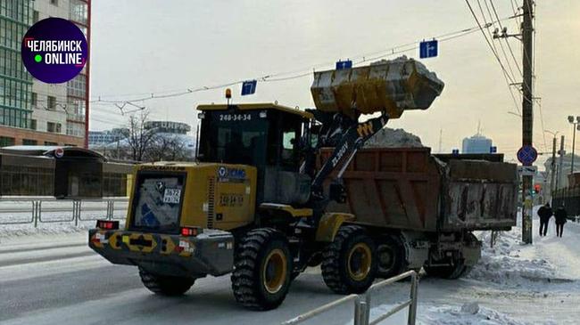 ❄ Дорожники за выходные вывезли с улиц более 12 тысяч тонн снега.