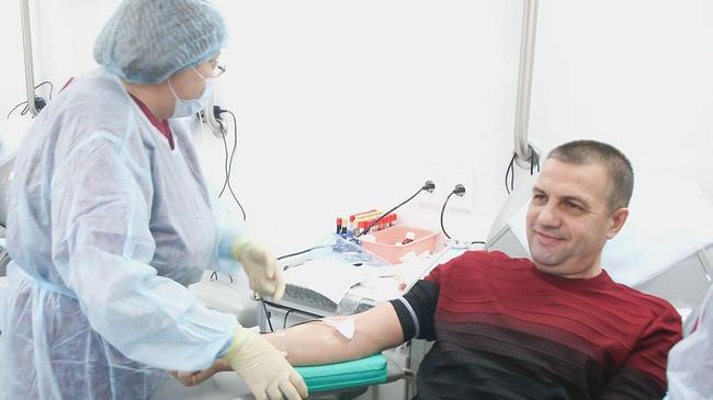 «Нужны все группы крови»: южноуральцев попросили стать донорами перед праздниками