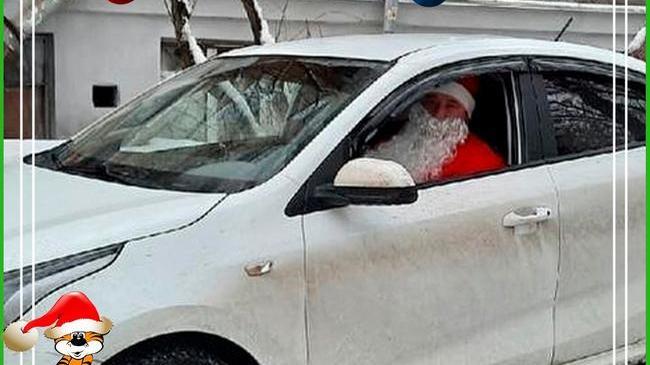 🎅 В Челябинске появился таксист, который создаёт новогоднее настроение для всех своих пассажиров. 