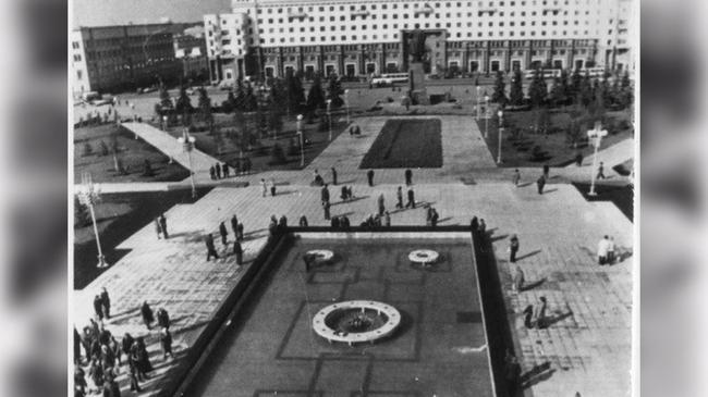 Вид с юга сквера пл. Революции после реконструкции. 🏢  Знаете, в каком году это было? 😒