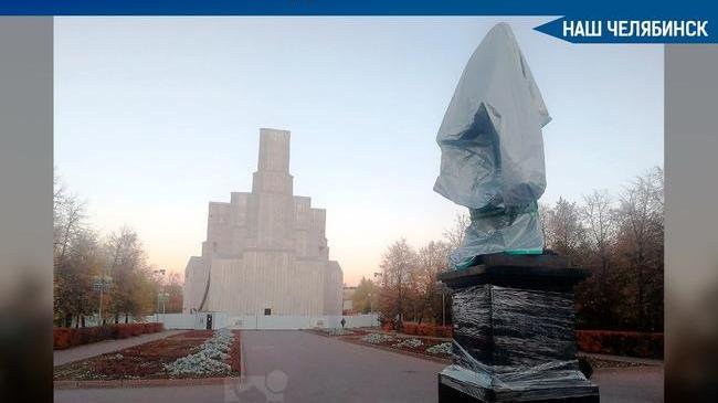 👑 Царь в мешке: бронзовая статуя, закрытая брезентом и перемотанная скотчем, появилась на Алом поле