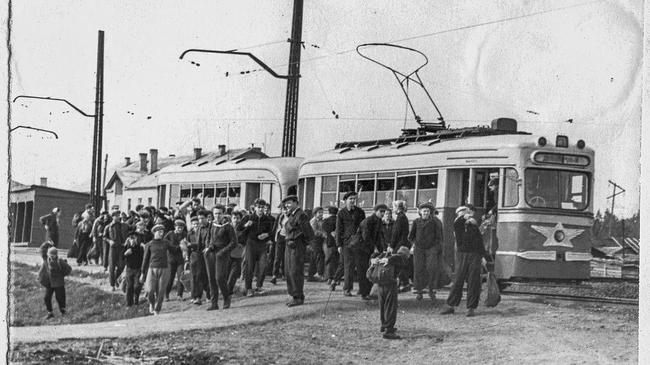 Остановка "Копровый завод" в районе ЧМЗ. Как думаете, в каком году сделано фото? 