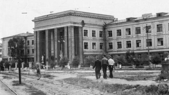 Дорожная больница ЮУЖД по улице Цвиллинга, почти напротив входа в парк Пушкина. Как думаете, какой это год? 