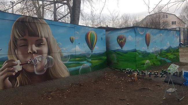 Необычное граффити преобразило серую стену в Челябинске