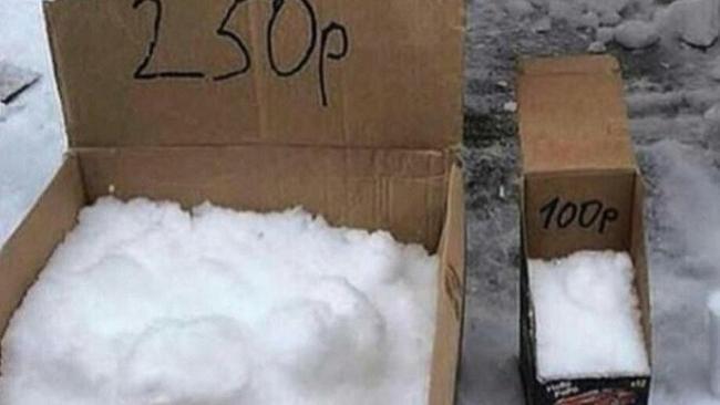 Свежий? Снег на Урале продают в коробках за 250 рублей |