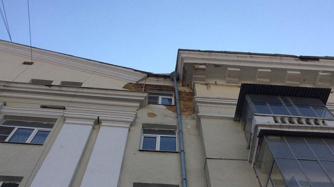 Дом в центре Челябинска, где рухнул балкон, продолжает разваливаться. 