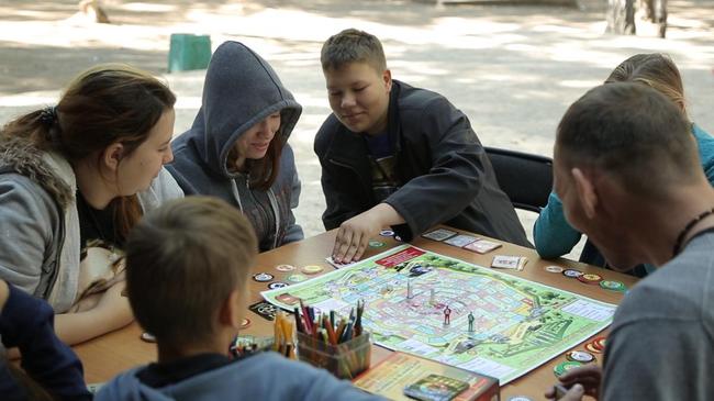 Челябинец создал настольную игру-"монополию" для трудных подростков