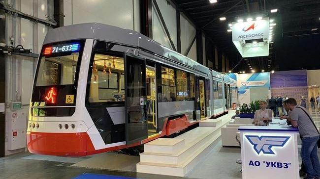Роскосмос выпустил низкопольный современный трамвай "Челябинский метеор"