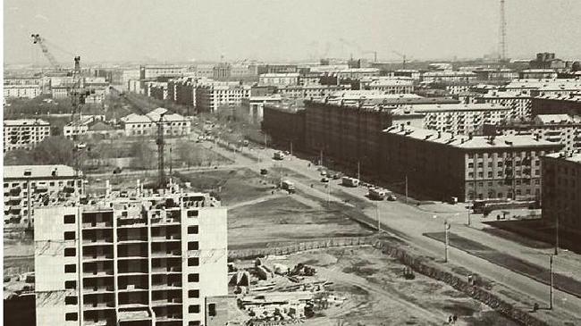 Строительство одной из первых 14-этажек, на перекрестке проспекта Ленина и улицы Энгельса. 