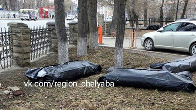 Заполненные мешки для трупов брошены на территории больницы Челябинска