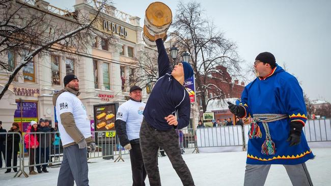 Силовой экстрим в Челябинске: на Кировке прошли соревнования стронгменов с березовыми гантелями
