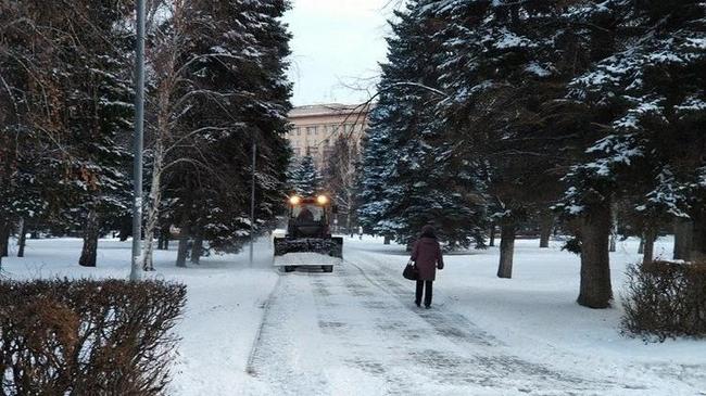250 машин убирают дороги от снега в Челябинске‍