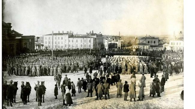 Митинг на площади Революции в г. Челябинске у братских могил погибщих в борьбе за Советскую власть в г. Челябинске. 1925 год