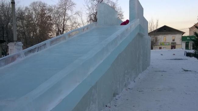 Мальчик, которого придавило глыбой льда на горке, умер в Челябинске