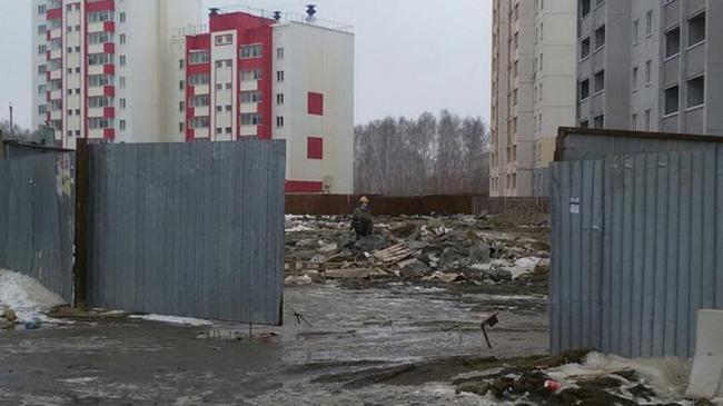 Вместо собаки. Зловещая фигура охраняет стройплощадку в Челябинске