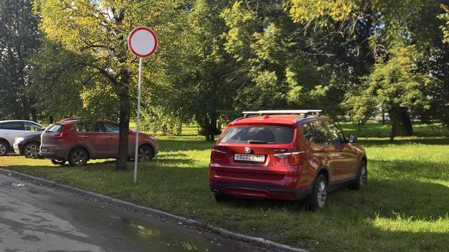 В центре Челябинска автохамы на элитных машинах раздавили газоны 