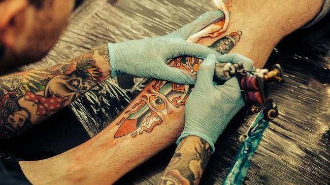  Тату-мастер рассказал о запрете татуировок для челябинских подростков