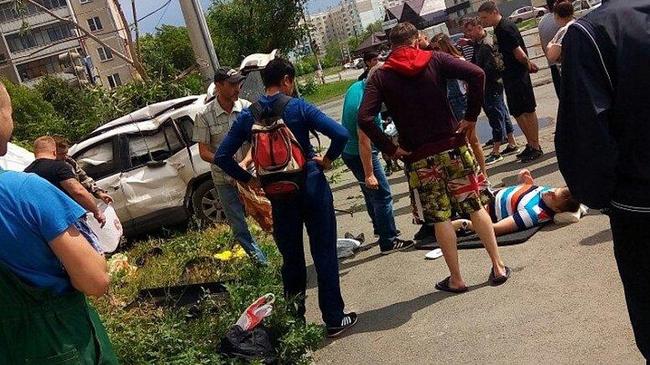 Иномарка вылетела на тротуар, уходя от столкновения в Ленинском районе