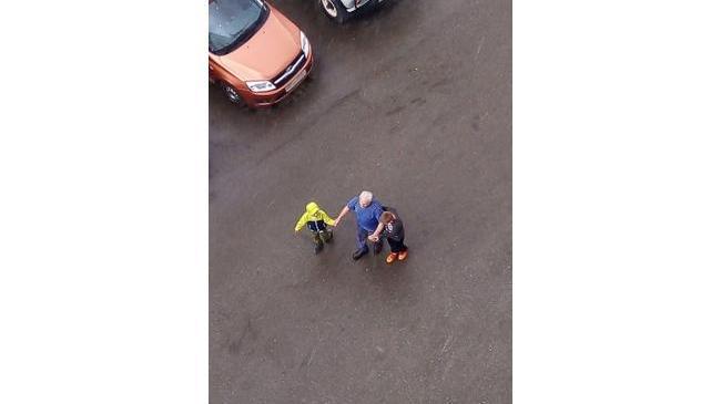 😊 В группе Копейска рассказали очень добрую историю: неравнодушные дети довели слепого мужчину до дома. 