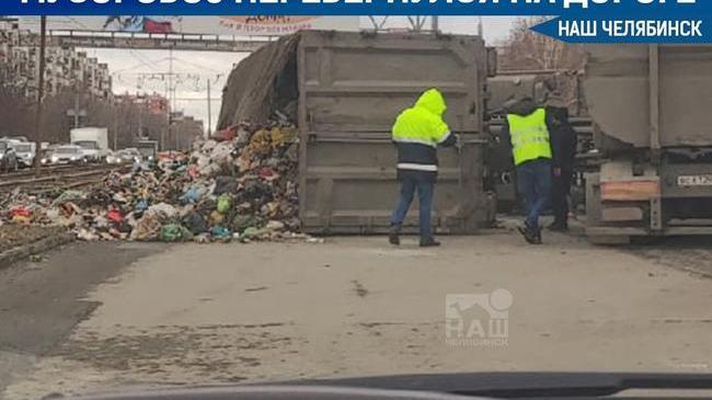 ❗ В Калининском районе на дороге перевернулся мусоровоз