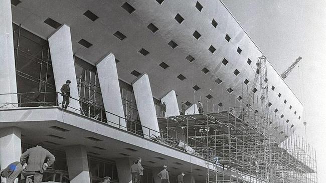 Строительство дворца спорта "Юность". Как думаете, в каком году сделано это фото? 