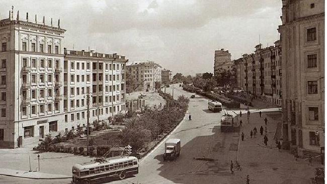 Перекресток проспекта Ленина и улицы Свободы, вид на улицу Свободы в сторону вокзала. Какие красивые посадки раньше были!
