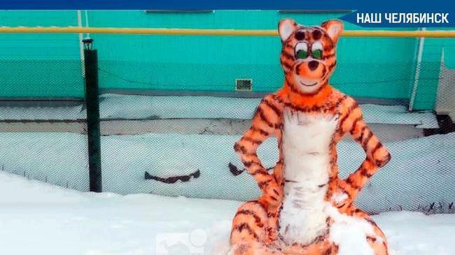 Веселый Тигра радует прохожих