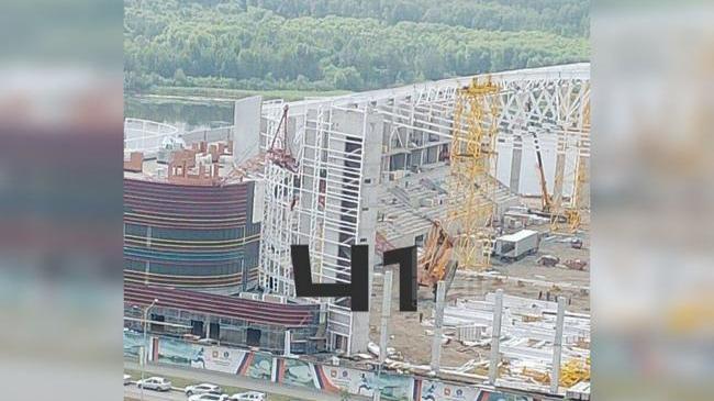 😱 На стройке футбольного манежа в Челябинске упал кран