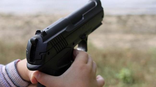 11-летний мальчик выстрелил из пистолета в глаз младшему брату