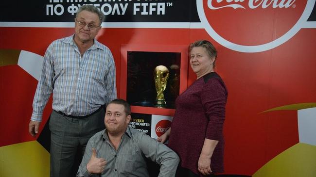 Легенда под стеклом: челябинцы выстроились в очередь к кубку мира FIFA