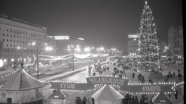 Елка на площади Революции 🌲