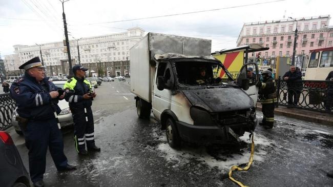 Центр Челябинска перекрыли из-за вспыхнувшей «Газели»