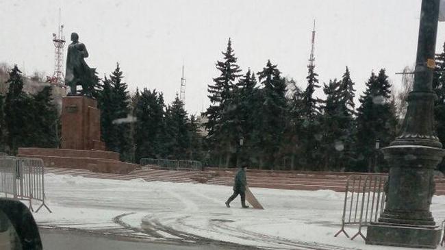 Главная площадь города. Челябинцев развеселила уборка снега фанерой