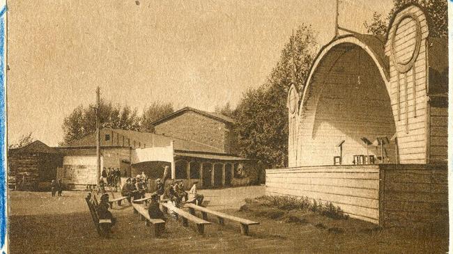 Сад-остров, одно из любимых мест отдыха горожан в 1-й трети ХХ в. Располагался на р. Миасс, восточнее моста по ул. Кирова. 