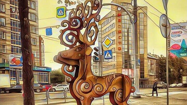 Вот такая красота встречается на улицах Челябинска - замечательный олень возле кинотеатра "Урал" 😊