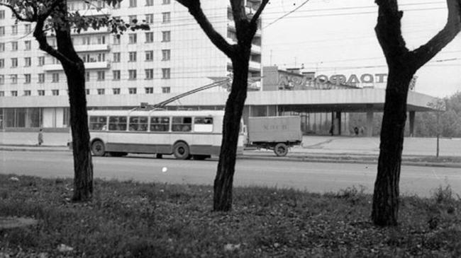 Агентство Аэрофлота. Снято от нынешнего бизнес дома Спиридонов. Какие изменения заметили на фото?