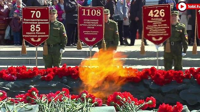 Венки и цветы возложили к Вечному огню в Челябинске под военные песни
