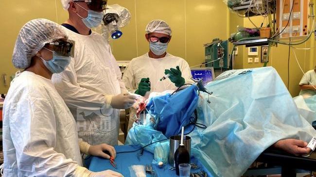 👨‍⚕️ В Челябинском онкоцентре провели первую операцию на головном мозге с экзомикроскопом