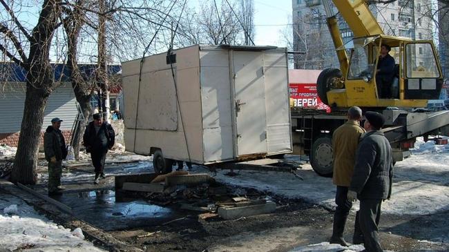 В Челябинске начали массово сносить торговые ларьки
