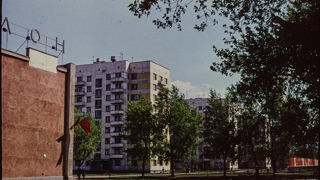 Улица Кирова, 1970-ые гг. Глухая стена слева - вероятно это то, что сейчас перестроено в здание МТС.