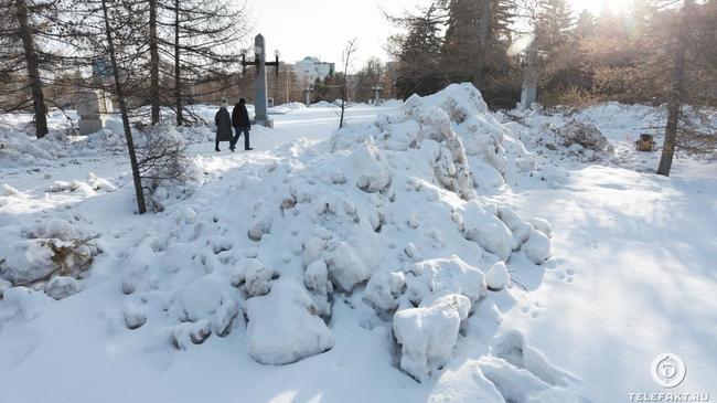 Челябинцы жалуются на кучи грязного снега в центре города. 
