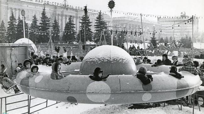 ☃📆 Скоро Новый год. На снимке 1983 года - аттракцион «Орбита» в ледовом городке на площади Революции.