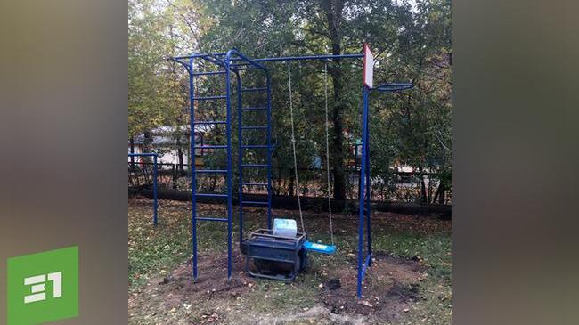 В Челябинске установили детскую игровую конструкцию над высоковольтным проводом