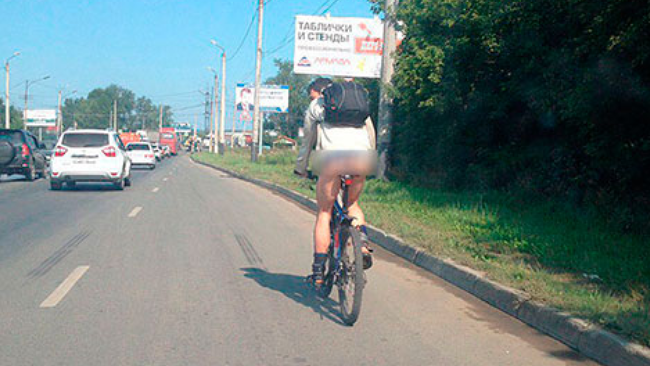 Челябинец спасается от жары ездой на велосипеде без штанов