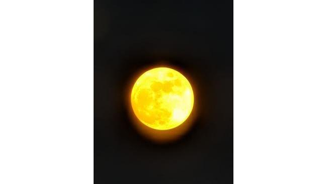 🌕 Огромная Луна взошла над Челябинском минувшей ночью 